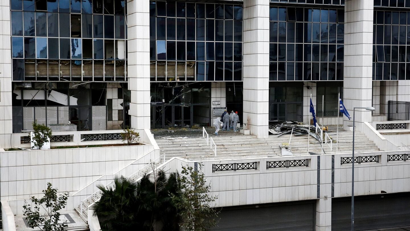 Polic&iacute;as recaban pruebas despu&eacute;s de que un artefacto explosivo estallase esta madrugada ante el Tribunal de Apelaciones de Atenas