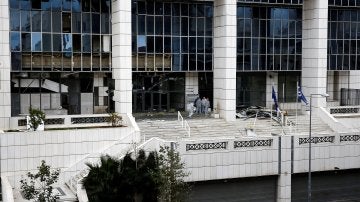 Policías recaban pruebas después de que un artefacto explosivo estallase esta madrugada ante el Tribunal de Apelaciones de Atenas