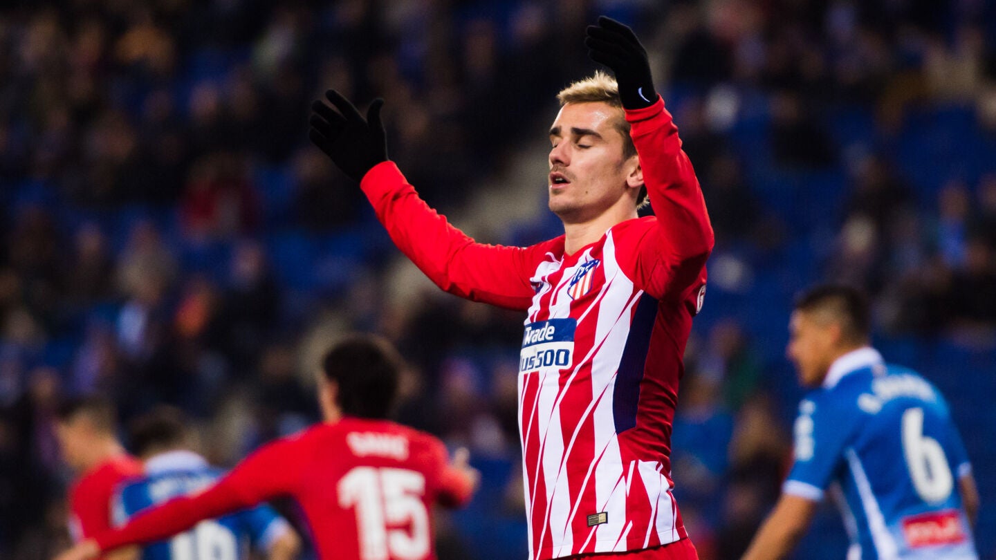 Antoine Griezmann lamenta una ocasi&oacute;n fallada con el Atl&eacute;tico