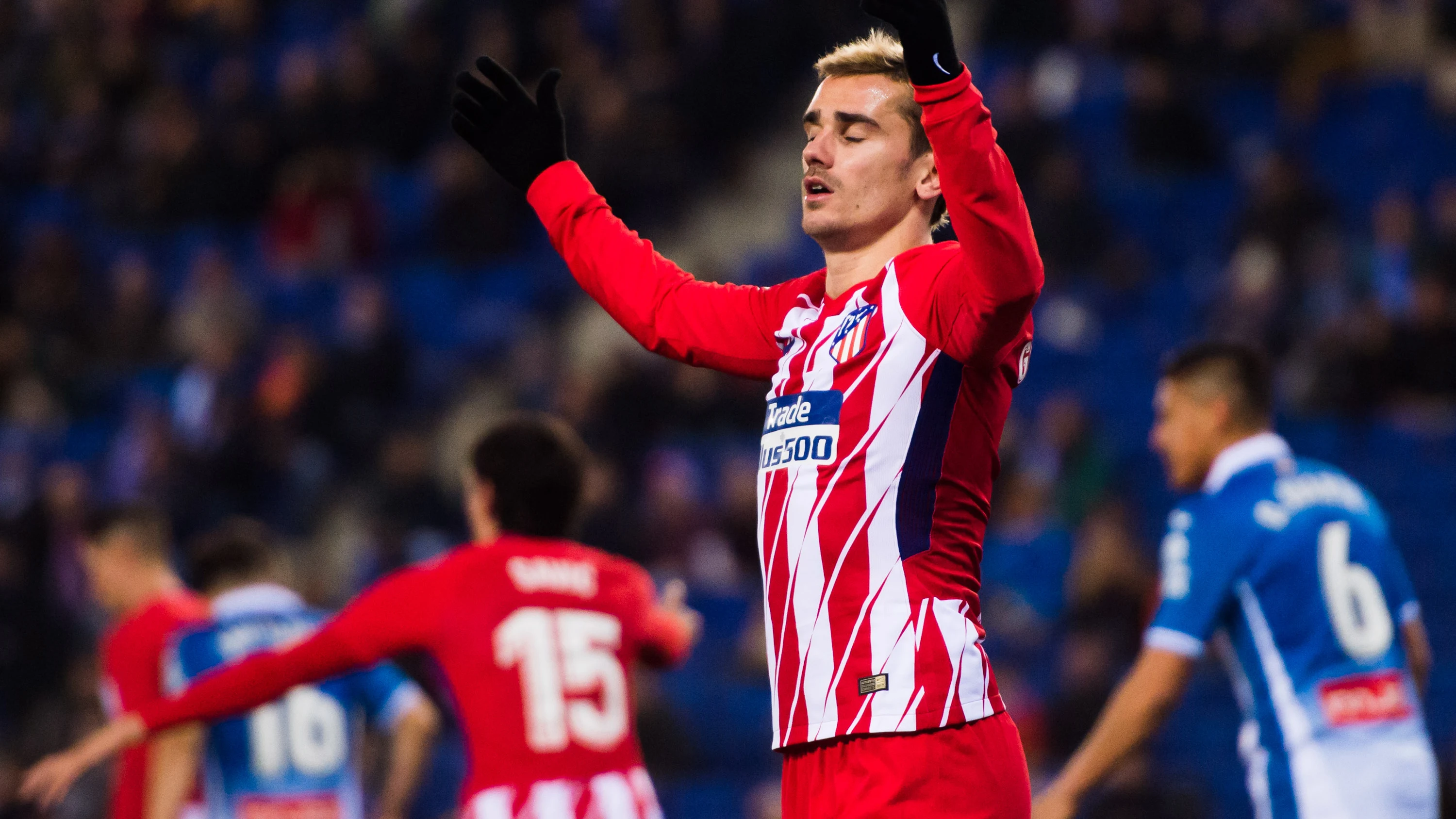 Antoine Griezmann lamenta una ocasión fallada con el Atlético