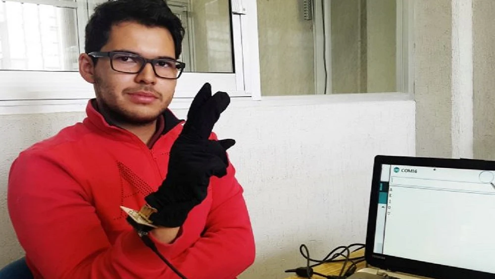 Brayan Howard Tarre Álvarez, creador del guante