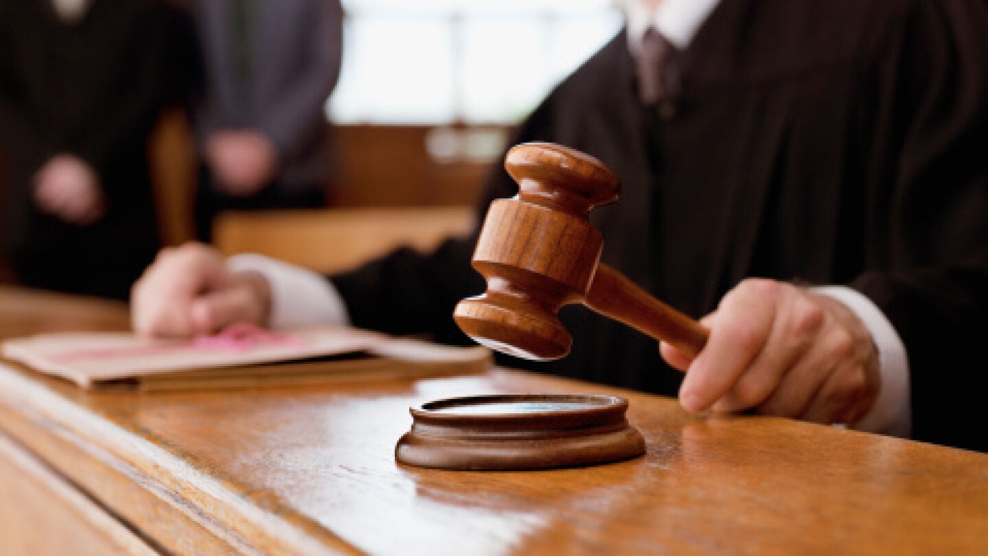 Un juez en un tribunal