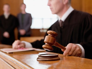 Un juez en un tribunal Un juez en un tribunal