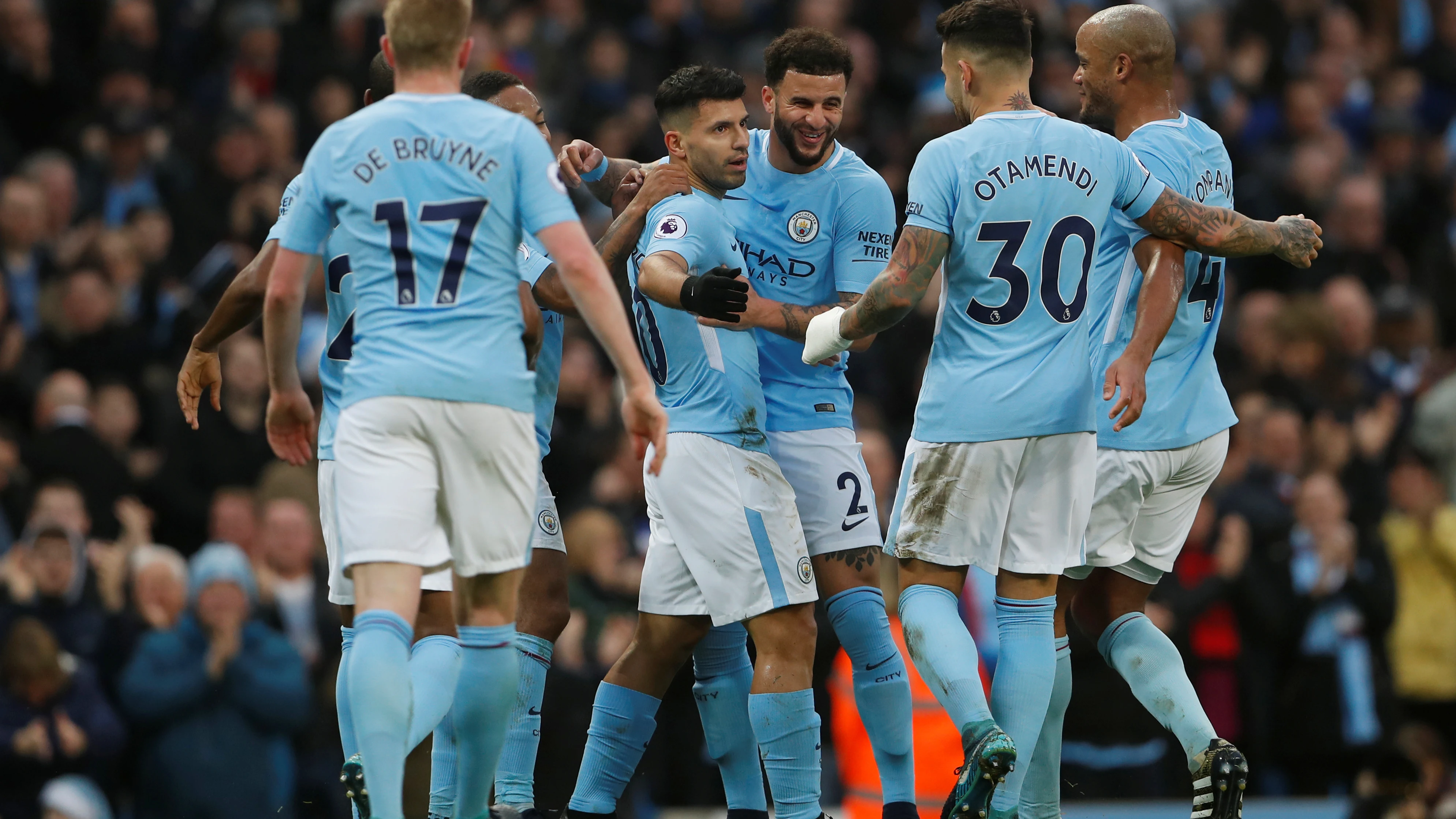 Aguero celebra el gol