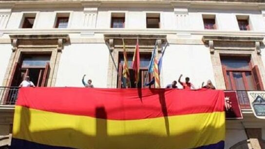 Bandera republicana en el Ayuntamiento de Sagunto