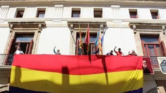 Bandera republicana en el Ayuntamiento de Sagunto