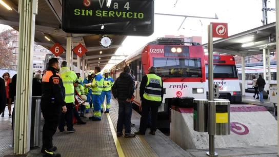 Los servicios de emergencias trabajan en el lugar del accidente en la estación de Alcalá de Henares Los servicios de emergencias trabajan en el lugar del accidente en la estación de Alcalá de Henares
