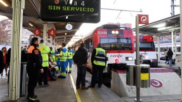 Los servicios de emergencias trabajan en el lugar del accidente en la estación de Alcalá de Henares