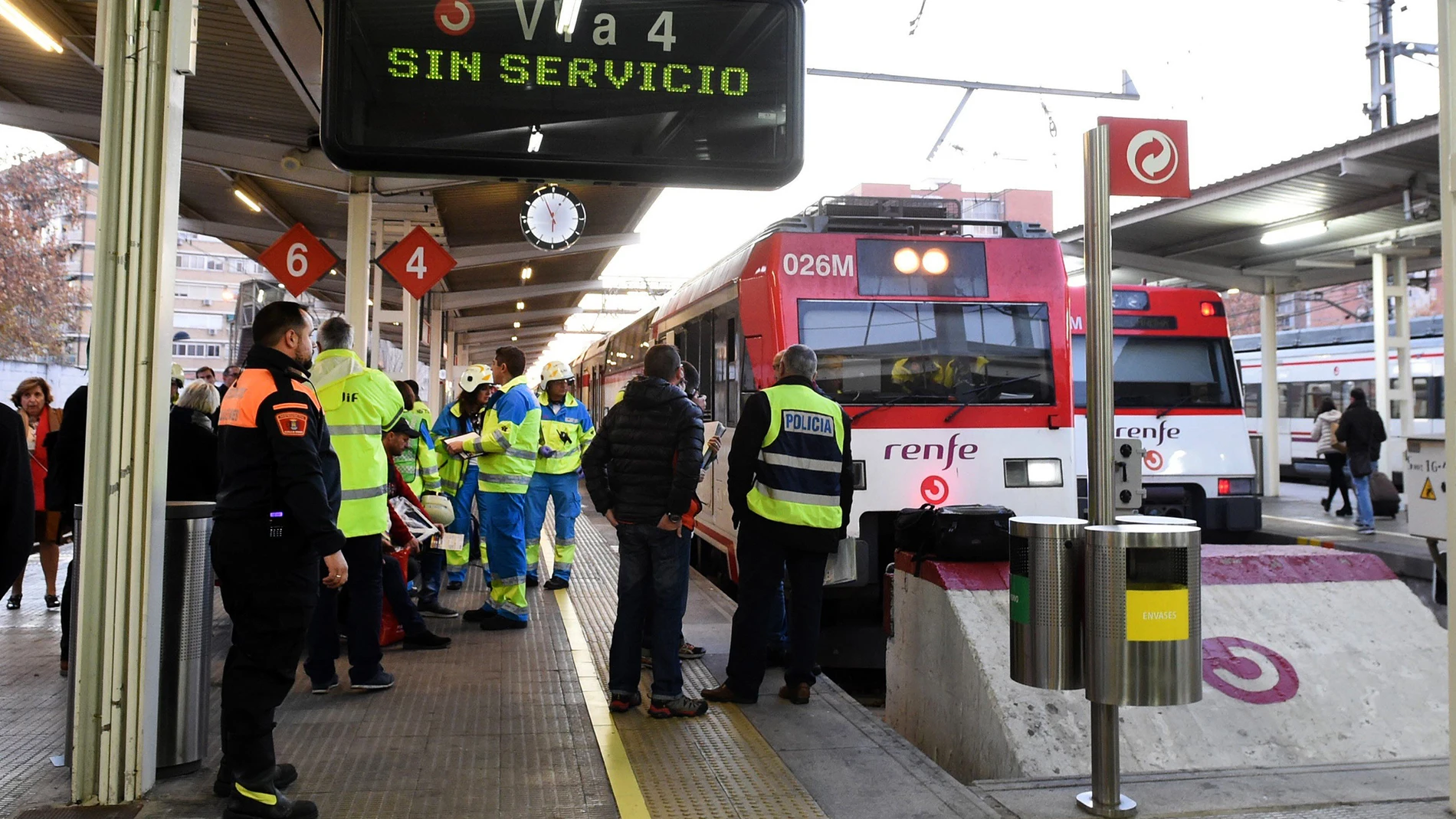 Los servicios de emergencias trabajan en el lugar del accidente en la estación de Alcalá de Henares
