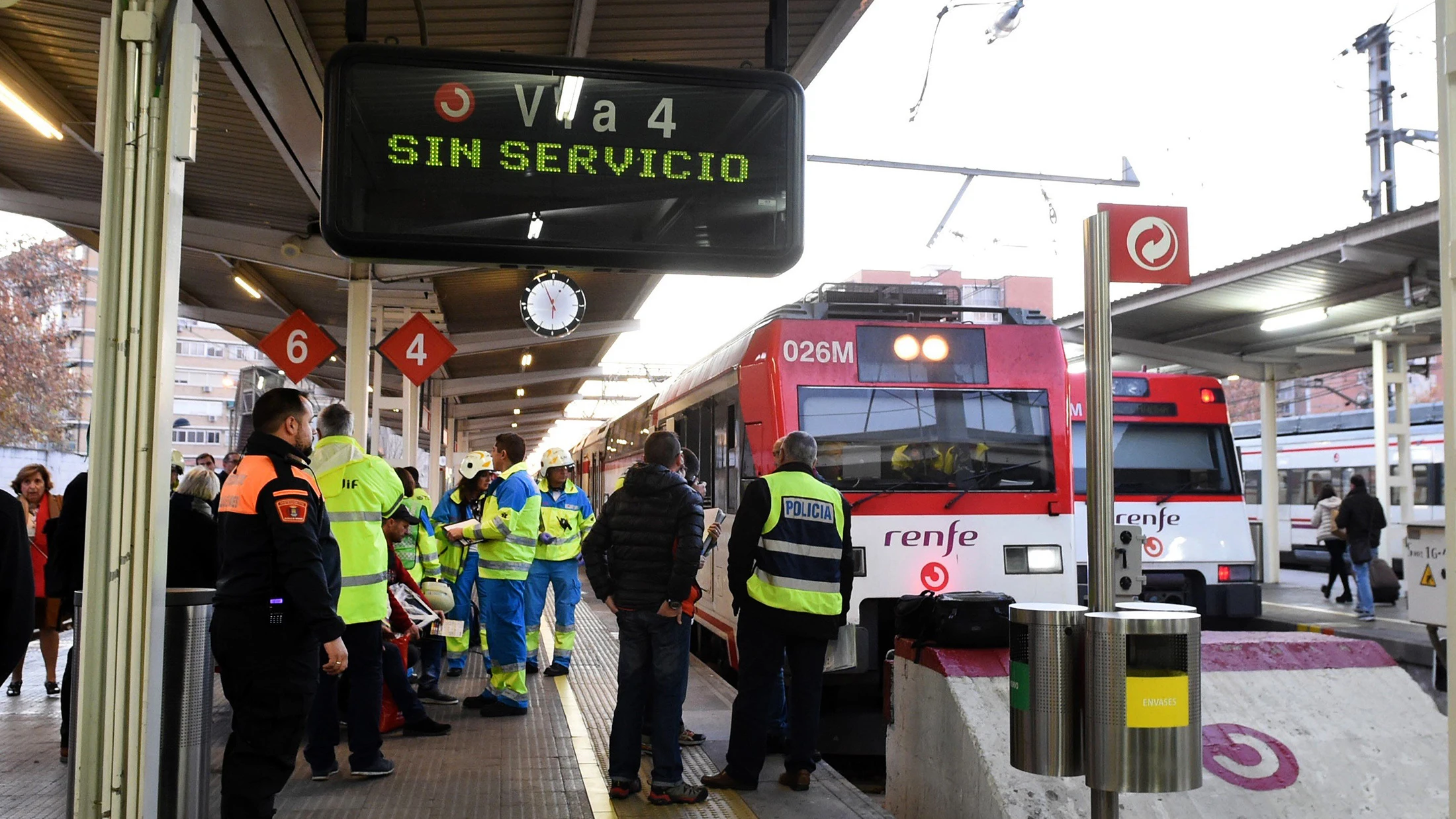 Los servicios de emergencias trabajan en el lugar del accidente en la estación de Alcalá de Henares