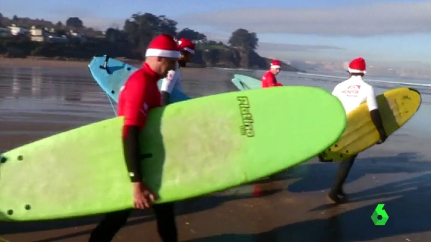 Medio centenar de Pap&aacute;s Noel surcando las olas de A Coru&ntilde;a