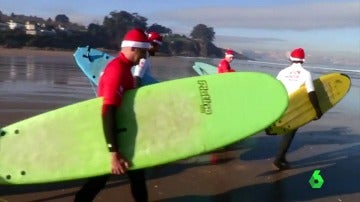 Medio centenar de Papás Noel surcando las olas de A Coruña