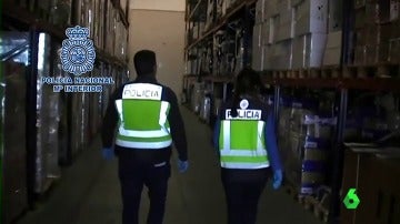 La Policía Nacional retira del mercado 20.000 botellas de champán francés falso y 8.000 juguetes