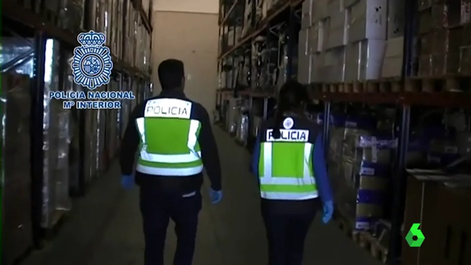 La Policía Nacional retira del mercado 20.000 botellas de champán francés falso y 8.000 juguetes