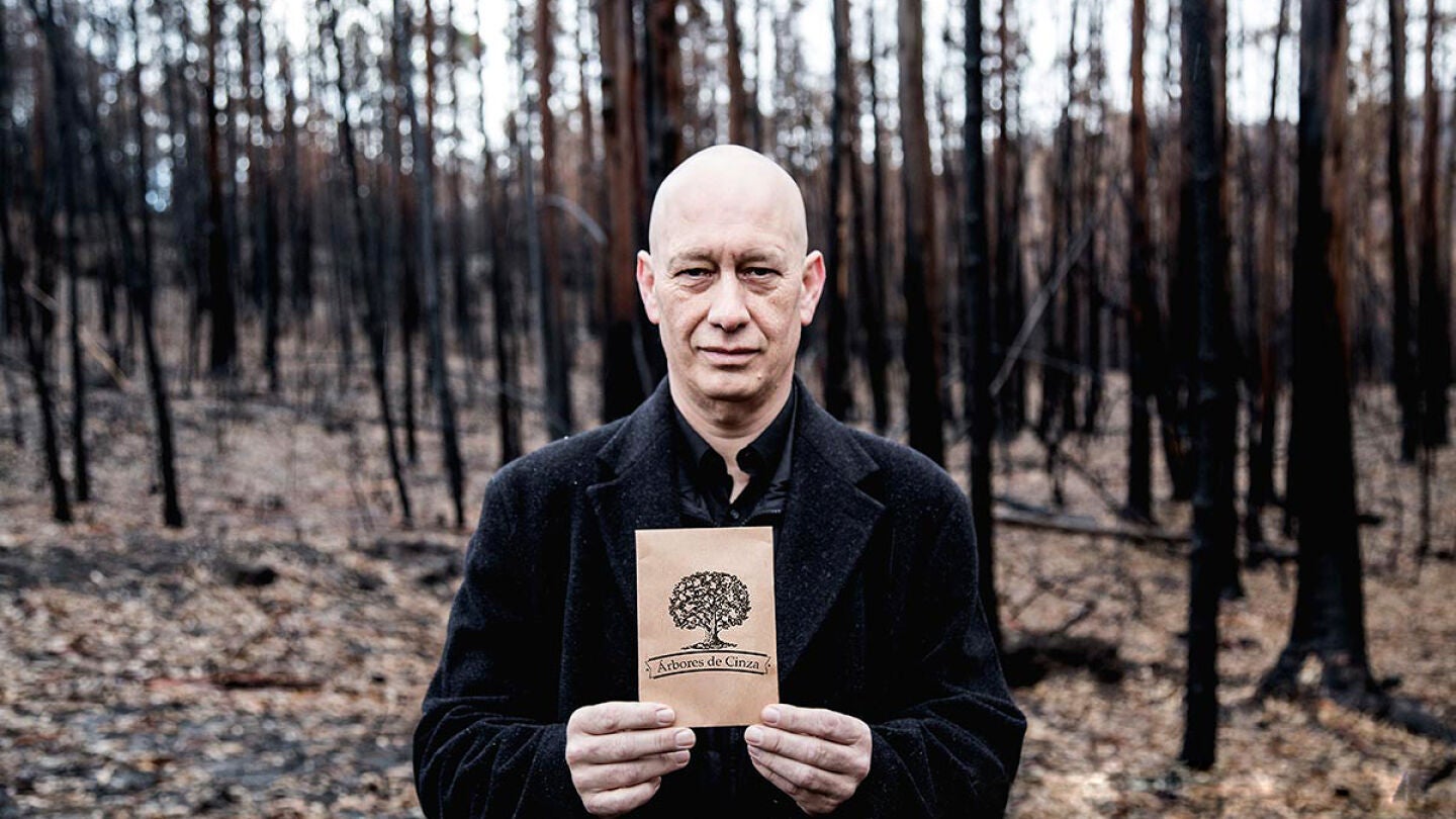 Benito G. Carril, Director de comunicaci&oacute;n de la Asociaci&oacute;n de Galicia Ambiental, sujetando una bolsa con las cenizas de un &aacute;rbol quemado