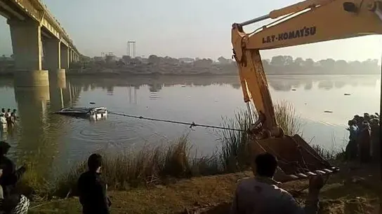 Trabajos para rescatar los restos del autobús accidentado en el río Banas Trabajos para rescatar los restos del autobús accidentado en el río Banas