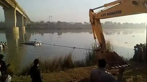 Trabajos para rescatar los restos del autobús accidentado en el río Banas Trabajos para rescatar los restos del autobús accidentado en el río Banas