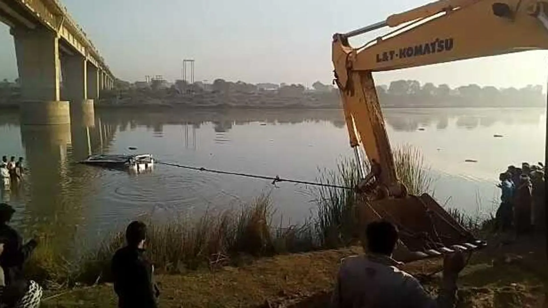Trabajos para rescatar los restos del autobús accidentado en el río Banas