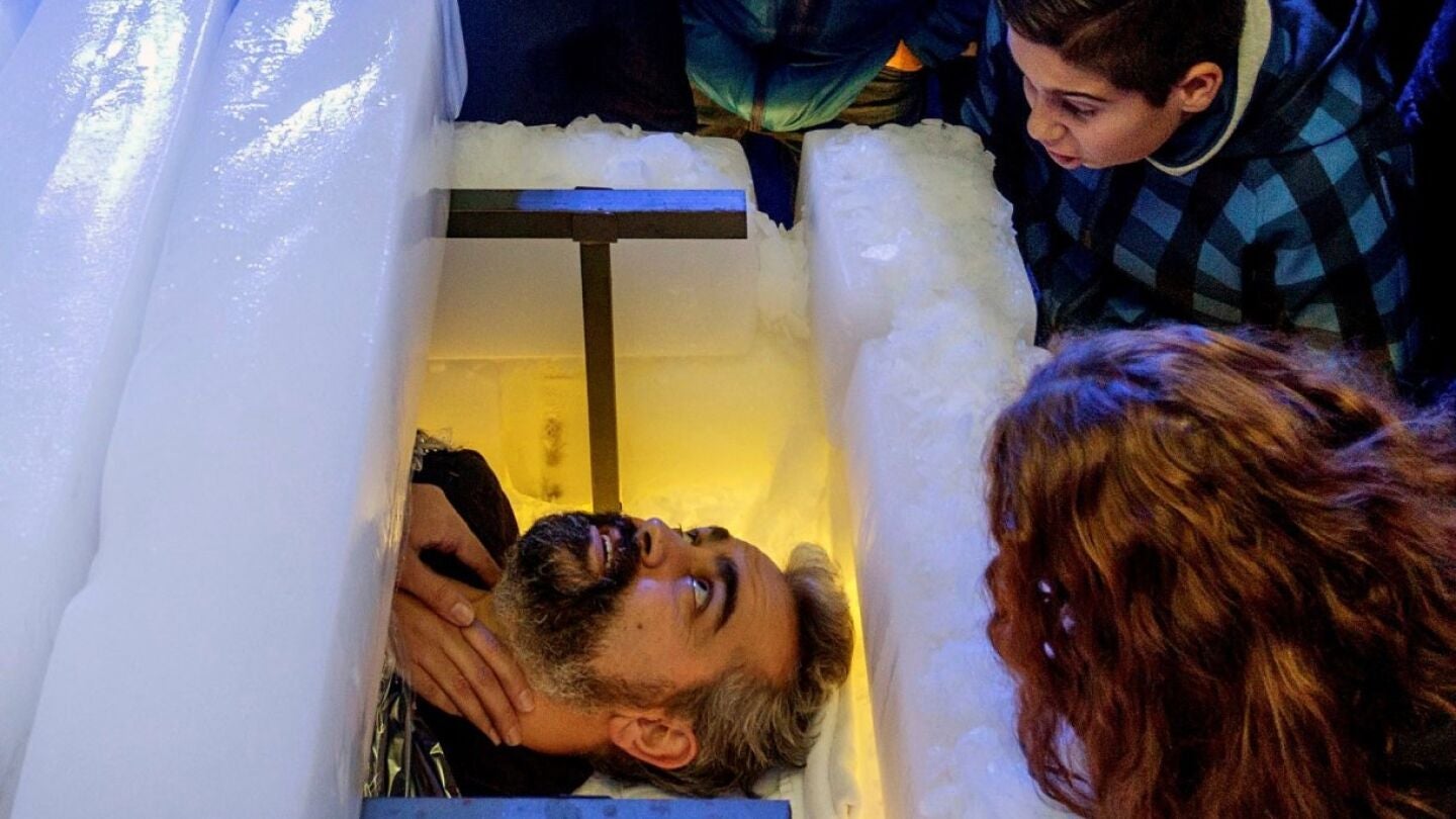 El ilusionista V&iacute;ctor Cerro durante su espect&aacute;culo en Burgos