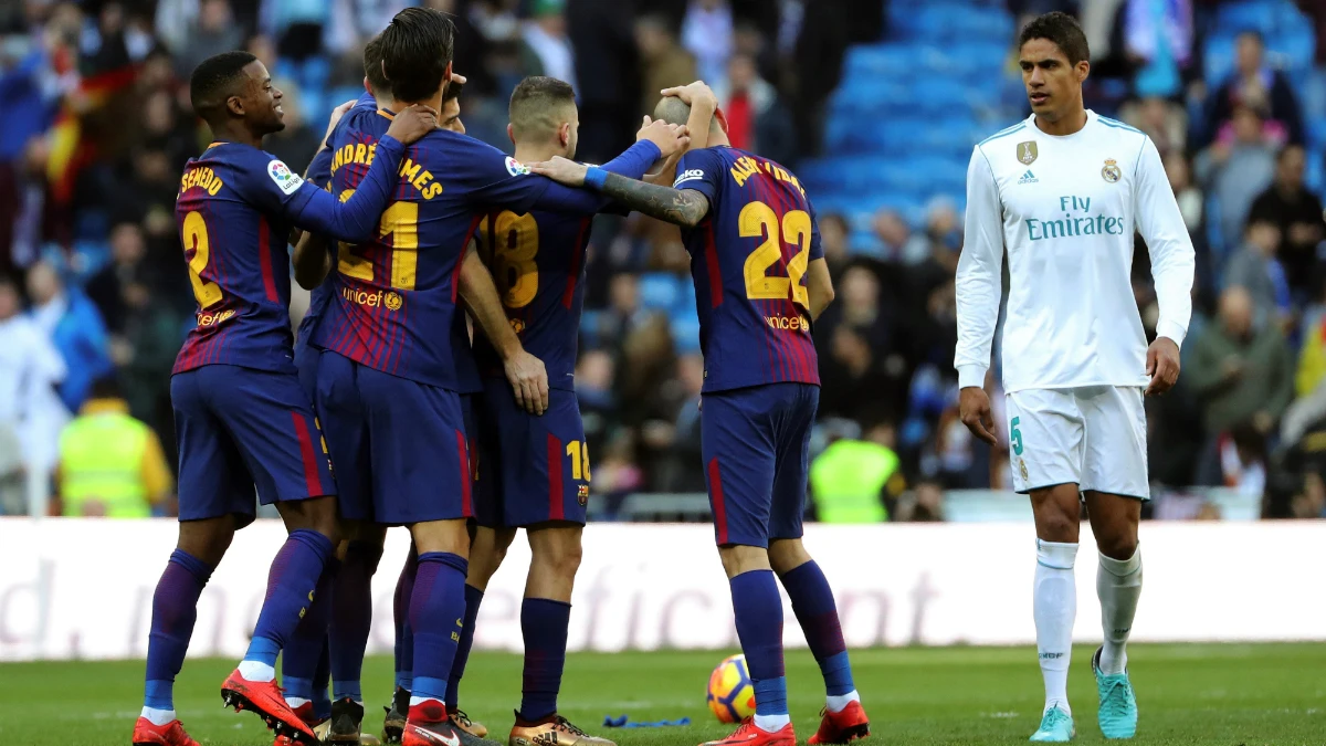 El Barcelona celebra un gol ante Varane