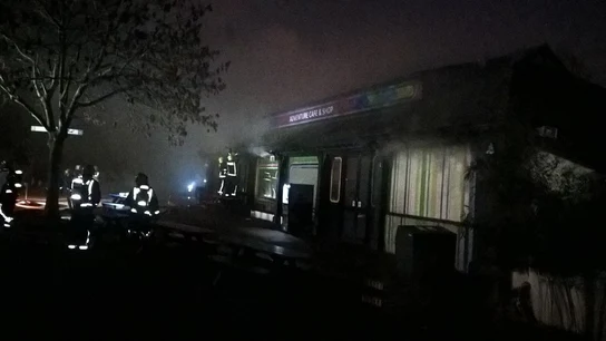 Los bomberos sofocando el incendio Los bomberos sofocando el incendio