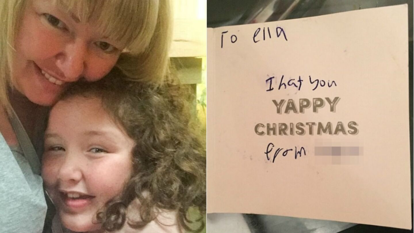 La peque&ntilde;a Ella junto a su madre Jenna Singleton y la tarjeta de felicitaci&oacute;n navide&ntilde;a
