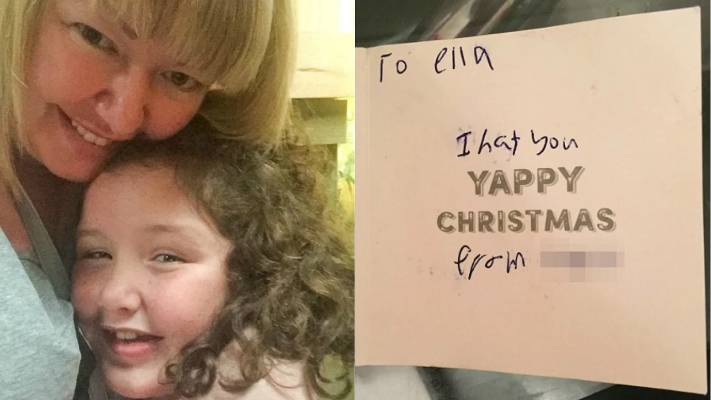 La pequeña Ella junto a su madre Jenna Singleton y la tarjeta de felicitación navideña La pequeña Ella junto a su madre Jenna Singleton y la tarjeta de felicitación navideña