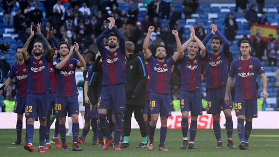 El Barcelona celebrando la victoria en el Bernabéu El Barcelona celebrando la victoria en el Bernabéu
