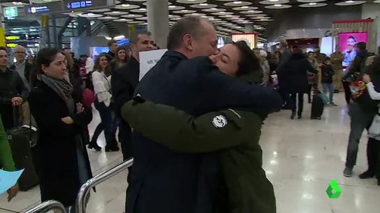 Otra de las imágenes de la Navidad: reencuentros, abrazos y besos entre familiares en estaciones y aeropuertos Otra de las imágenes de la Navidad: reencuentros, abrazos y besos entre familiares en estaciones y aeropuertos