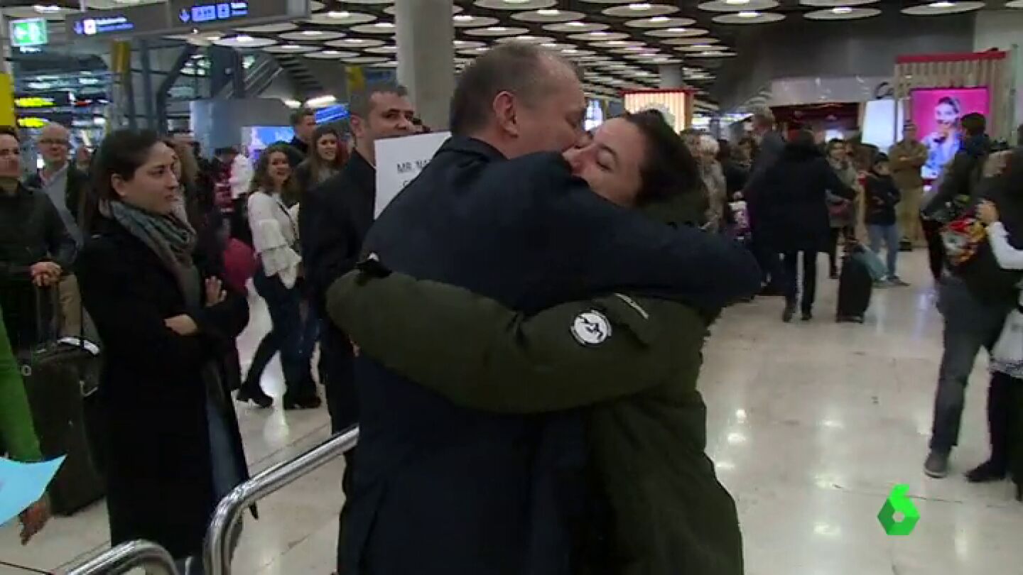 Otra de las im&aacute;genes de la Navidad: reencuentros, abrazos y besos entre familiares en estaciones y aeropuertos 