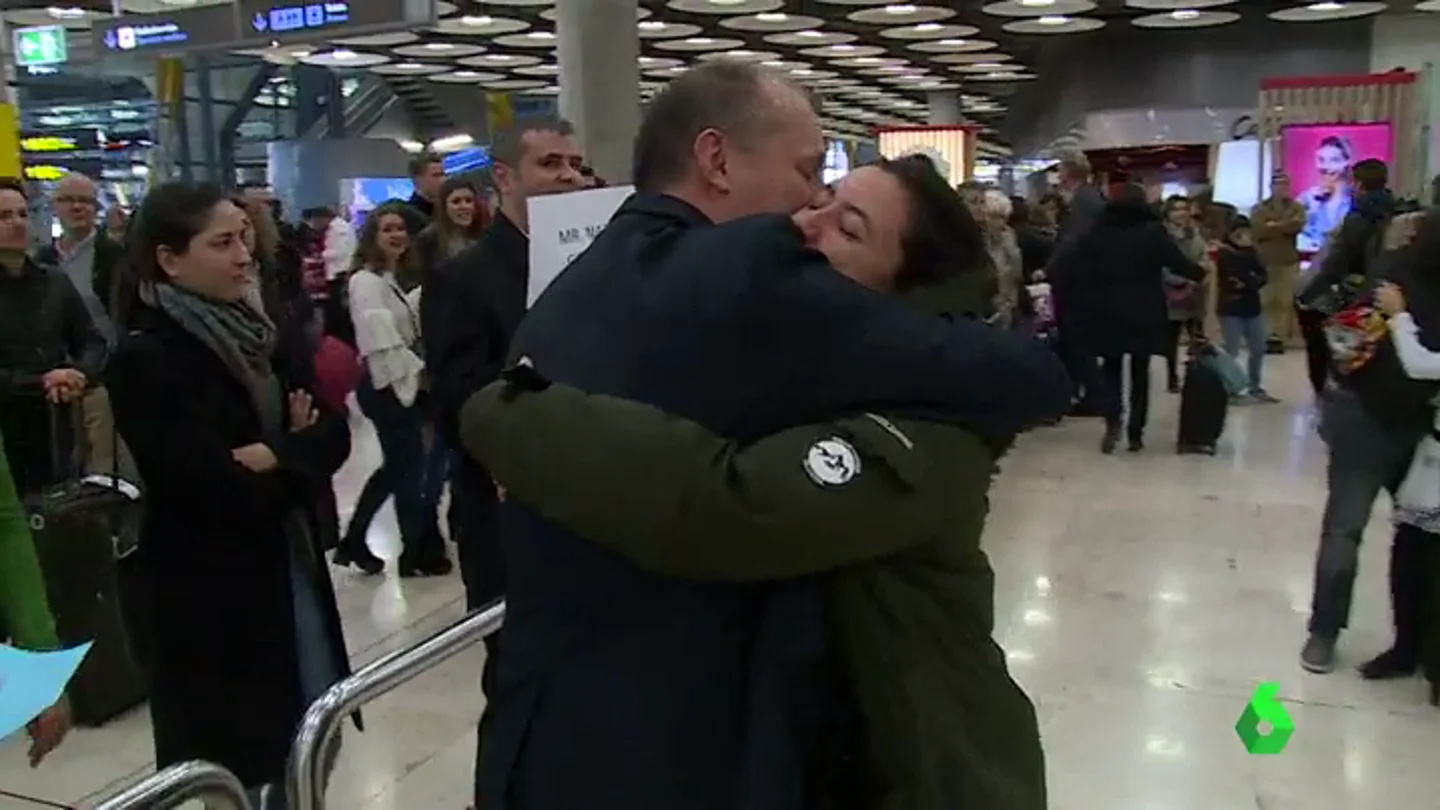 Otra de las imágenes de la Navidad: reencuentros, abrazos y besos entre familiares en estaciones y aeropuertos Otra de las imágenes de la Navidad: reencuentros, abrazos y besos entre familiares en estaciones y aeropuertos