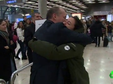 Otra de las imágenes de la Navidad: reencuentros, abrazos y besos entre familiares en estaciones y aeropuertos Otra de las imágenes de la Navidad: reencuentros, abrazos y besos entre familiares en estaciones y aeropuertos
