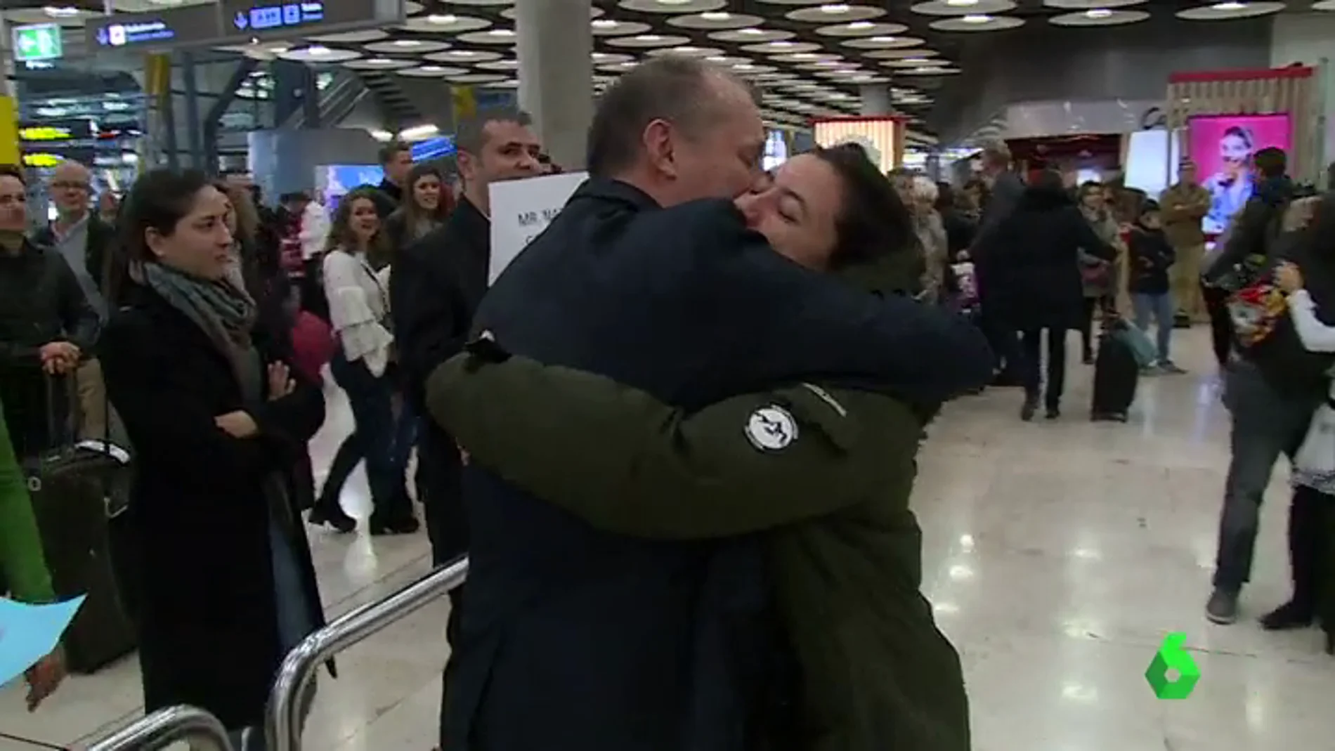 Otra de las imágenes de la Navidad: reencuentros, abrazos y besos entre familiares en estaciones y aeropuertos 