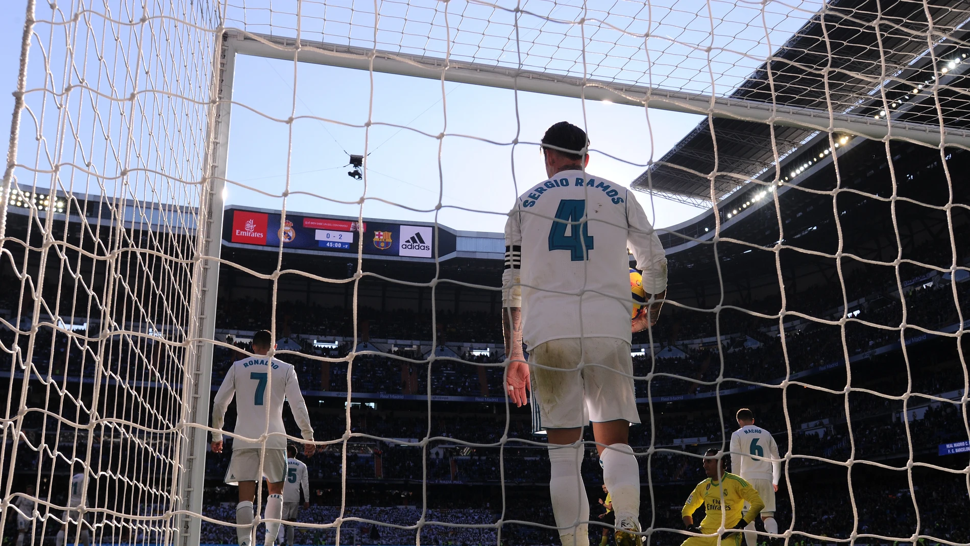 Sergio Ramos recoge un balón del fondo de la portería en El Clásico