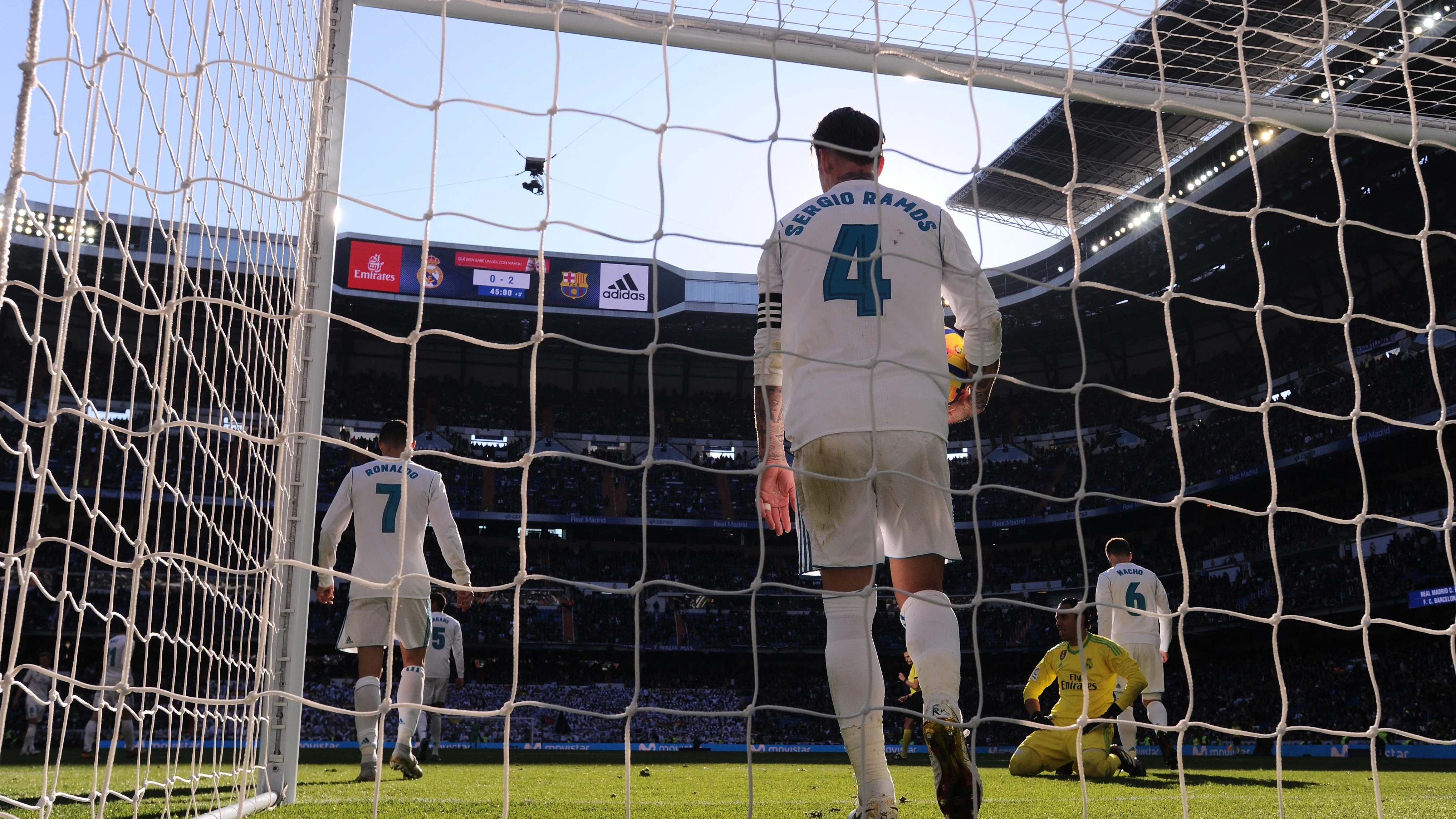 Sergio Ramos recoge un bal&oacute;n del fondo de la porter&iacute;a en El Cl&aacute;sico