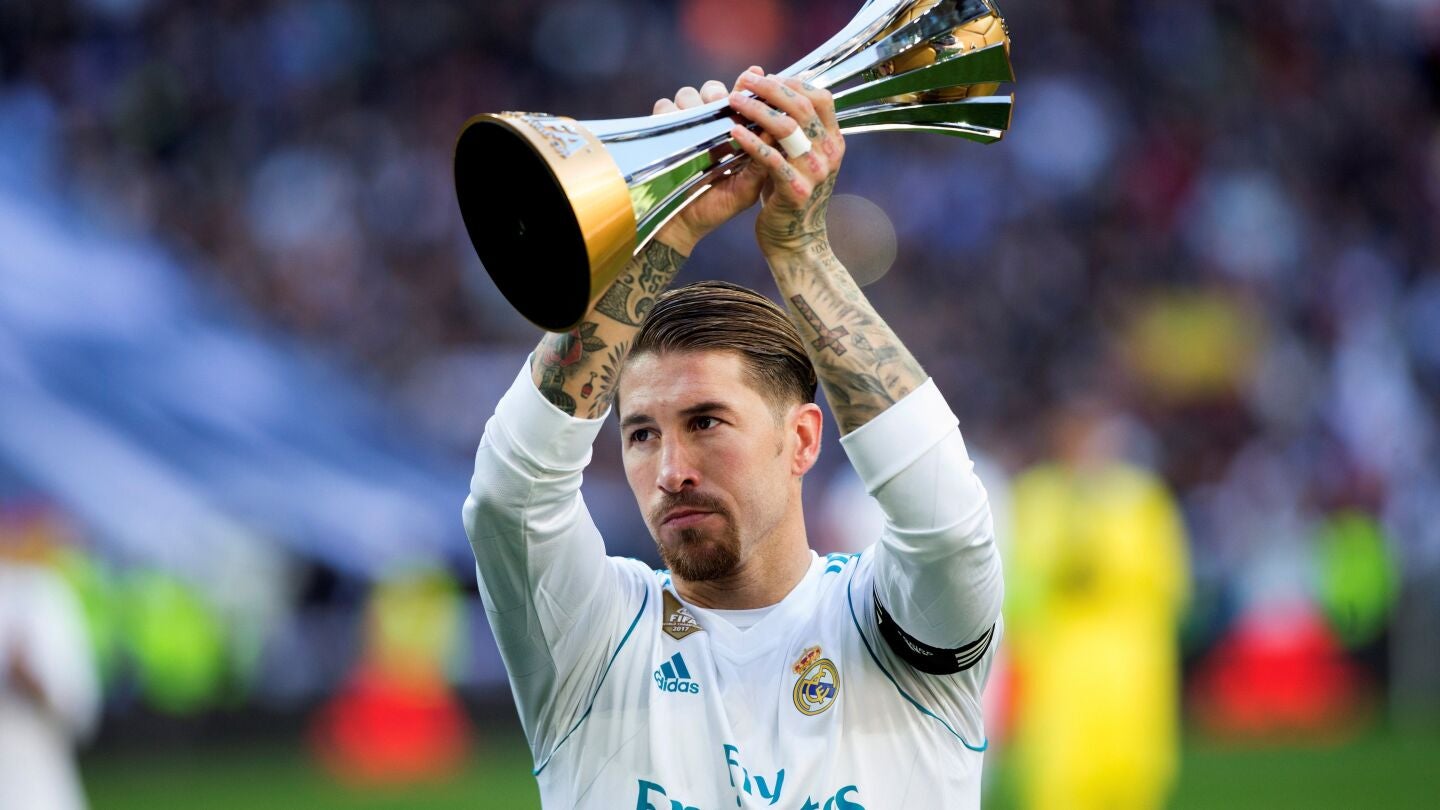 Sergio Ramos ofrece el trofeo del Mundial de Clubes al Bernab&eacute;u
