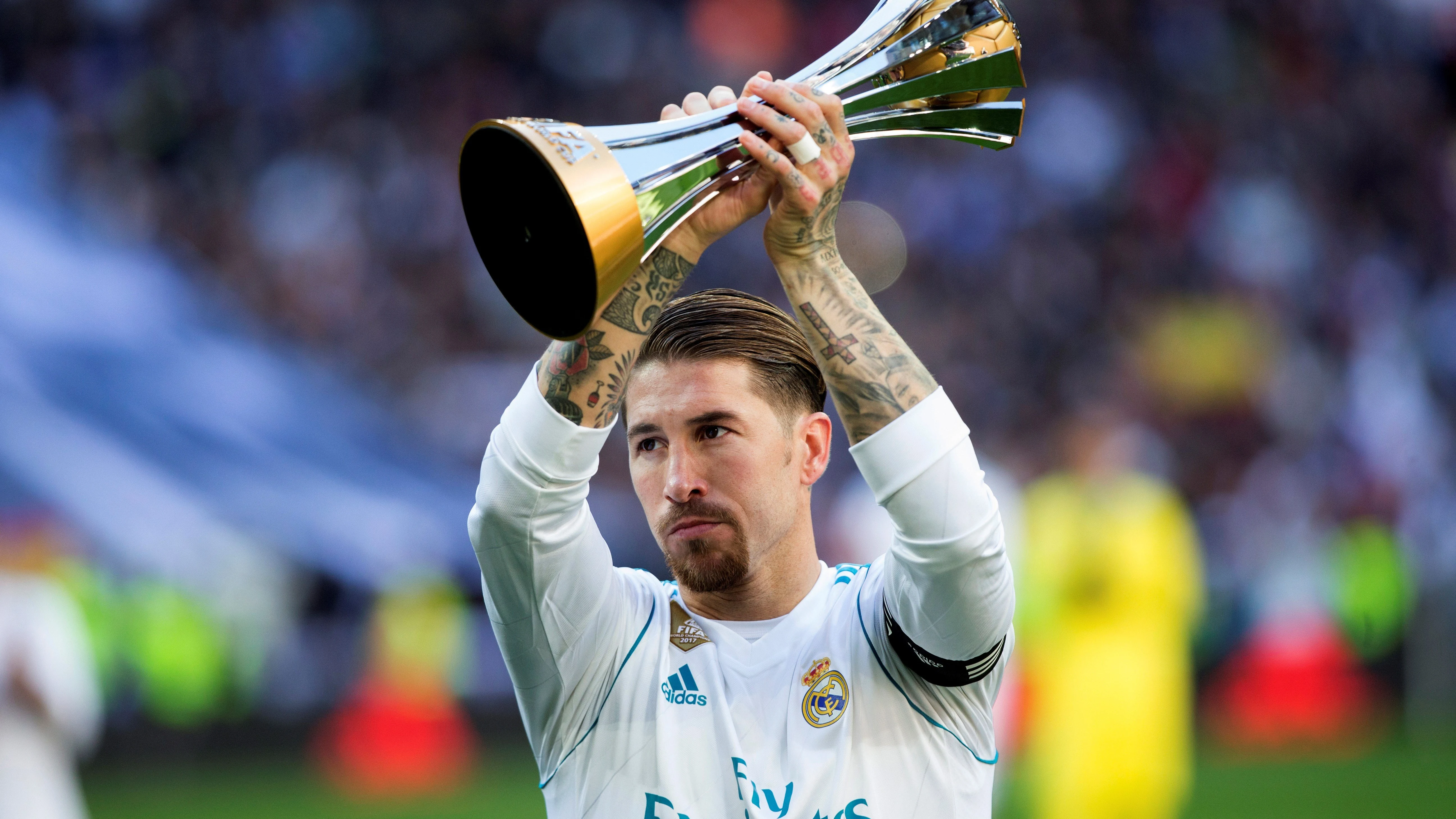 Sergio Ramos ofrece el trofeo del Mundial de Clubes al Bernabéu