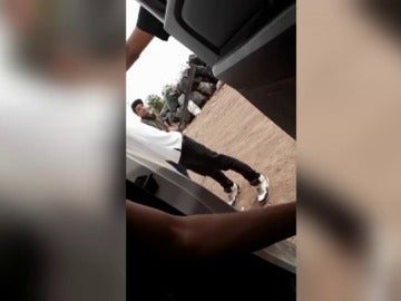Un grupo de ciudadanos tortura a narcos y delincuentes en México Un grupo de ciudadanos tortura a narcos y delincuentes en México