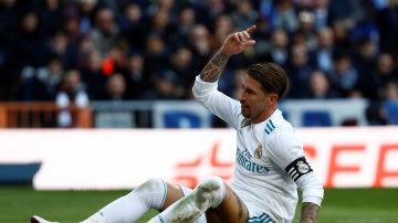 Sergio Ramos se lamenta tras una acción en El Clásico