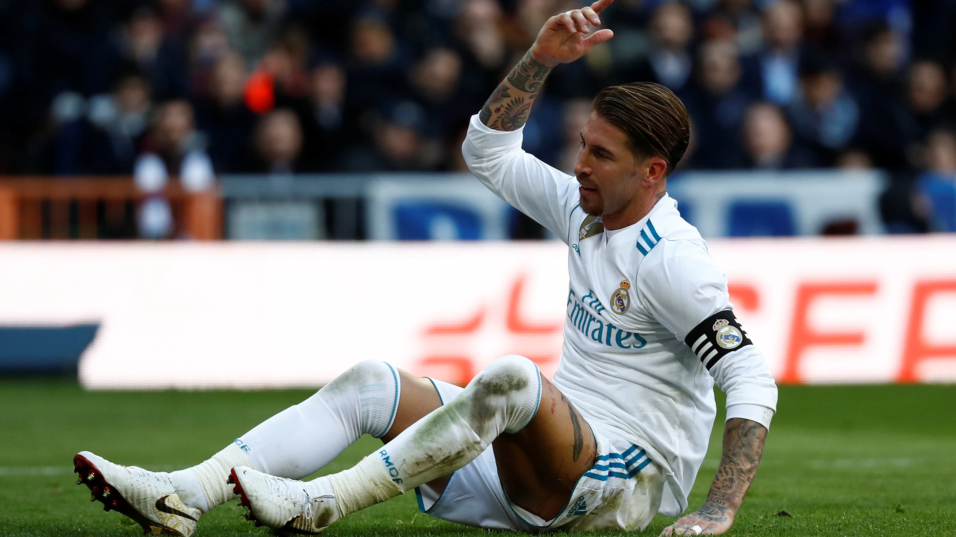 Sergio Ramos se lamenta tras una acción en El Clásico