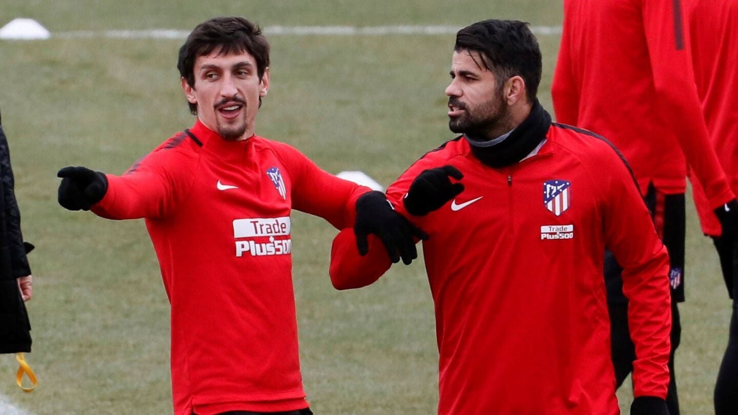 Diego Costa bromea en un entrenamiento del Atl&eacute;tico de Madrid