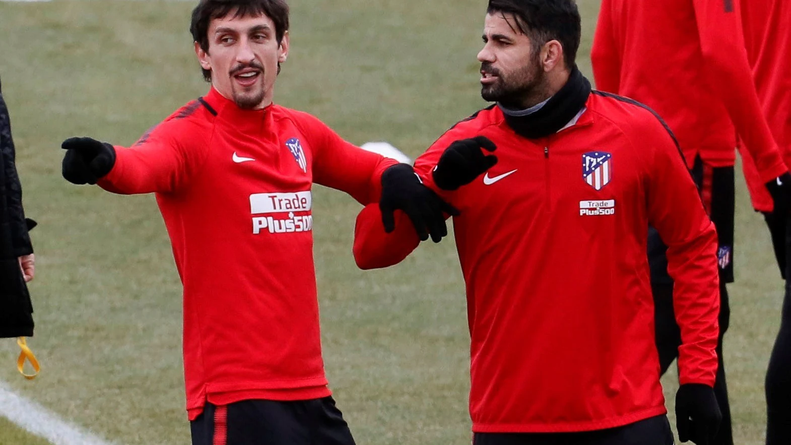 Diego Costa bromea en un entrenamiento del Atlético de Madrid