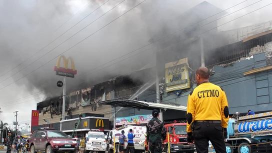 Vista del incendio en un centro comercial en Dávao, Filipinas Vista del incendio en un centro comercial en Dávao, Filipinas