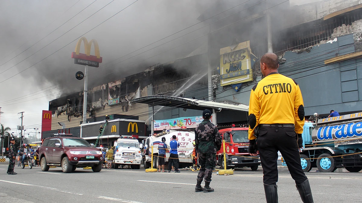 Vista del incendio en un centro comercial en Dávao, Filipinas