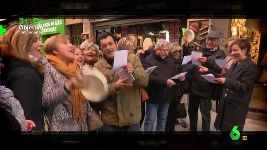 Villancicos, flyers... Cristina Pardo e Iñaki López tratan de convencer a la gente en la Puerta del Sol de que vea las Campanadas en laSexta: "Es duro pedir, pero más duro es rogar" Villancicos, flyers... Cristina Pardo e Iñaki López tratan de convencer a la gente en la Puerta del Sol de que vea las Campanadas en laSexta: "Es duro pedir, pero más duro es rogar"