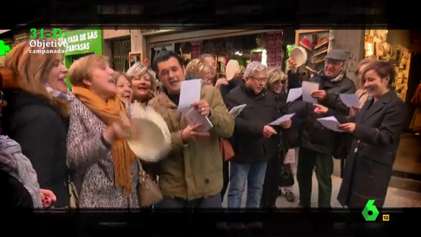 Villancicos, flyers... Cristina Pardo e Iñaki López tratan de convencer a la gente en la Puerta del Sol de que vea las Campanadas en laSexta: "Es duro pedir, pero más duro es rogar" Villancicos, flyers... Cristina Pardo e Iñaki López tratan de convencer a la gente en la Puerta del Sol de que vea las Campanadas en laSexta: "Es duro pedir, pero más duro es rogar"