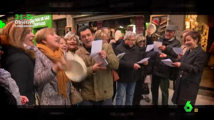 Villancicos, flyers... Cristina Pardo e Iñaki López tratan de convencer a la gente en la Puerta del Sol de que vea las Campanadas en laSexta: "Es duro pedir, pero más duro es rogar"