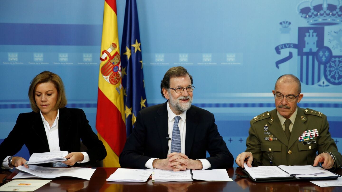 El presidente del Gobierno, Mariano Rajoy, acompa&ntilde;ado por la ministra de Defensa, Mar&iacute;a Dolores de Cospedal, y el jefe del Estado Mayor de la Defensa (jemad), el general Fernando Alejandre