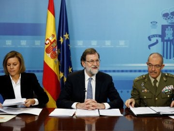 El presidente del Gobierno, Mariano Rajoy, acompañado por la ministra de Defensa, María Dolores de Cospedal, y el jefe del Estado Mayor de la Defensa (jemad), el general Fernando Alejandre El presidente del Gobierno, Mariano Rajoy, acompañado por la ministra de Defensa, María Dolores de Cospedal, y el jefe del Estado Mayor de la Defensa (jemad), el general Fernando Alejandre