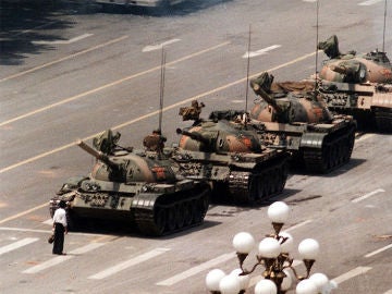 Un hombre aguanta delante de los tanques en Tiananmen Un hombre aguanta delante de los tanques en Tiananmen